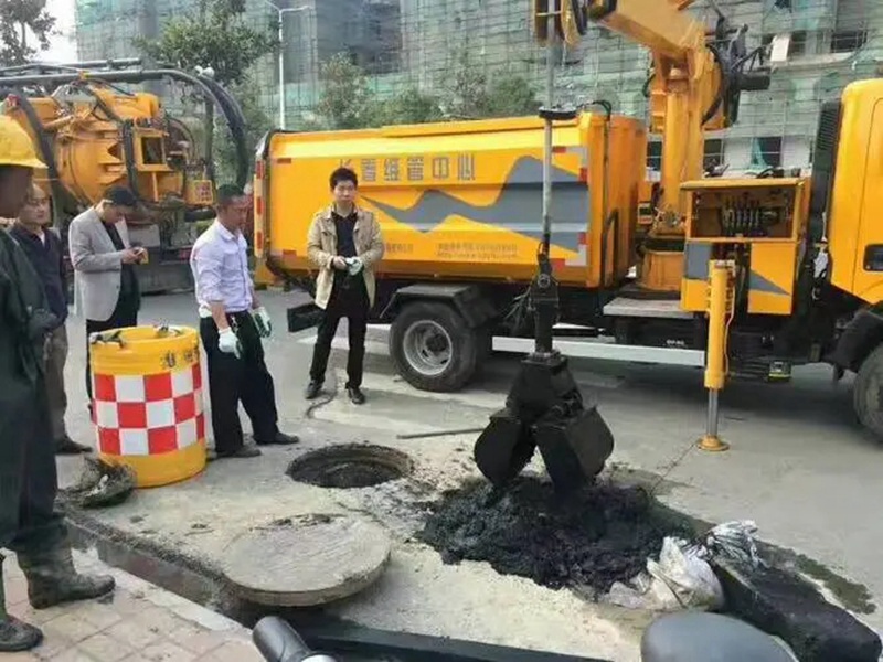 霍山街道：网格员化身“清道夫”，为民解忧疏通“堵心”化粪池