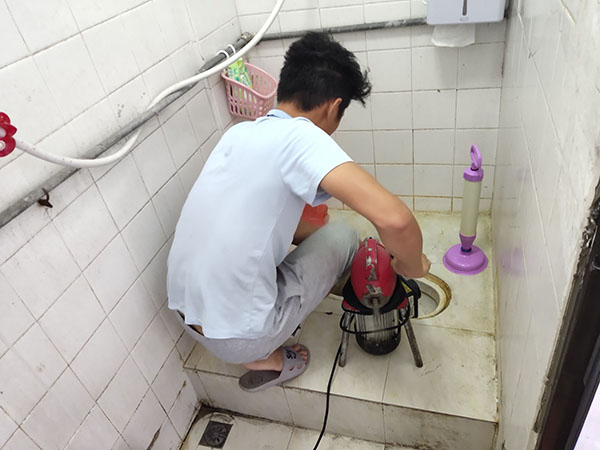 霍山肥皂掉到马桶里把马桶堵住了怎么办？马桶堵住了怎么办