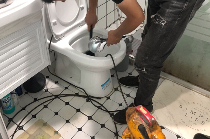 霍山马桶堵塞自己疏通还是找师傅?专业上门服务让你省时更省心